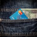 クレジットカードと現金のイメージ