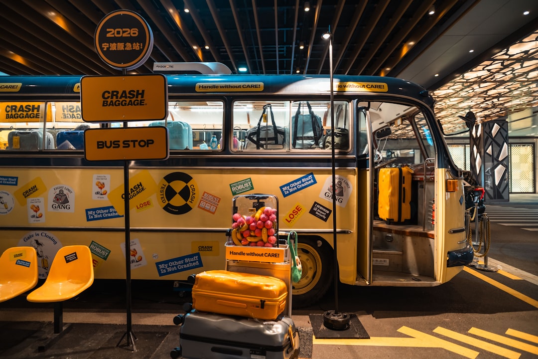 ダイソーのトラベルグッズをスーツケースに詰めて旅行の準備をしている様子