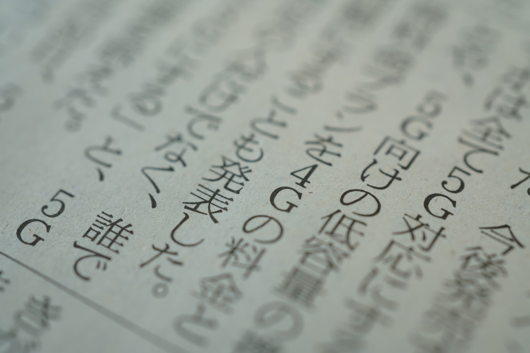 まっぷるとるるぶを比較しながら旅行を計画するシーン