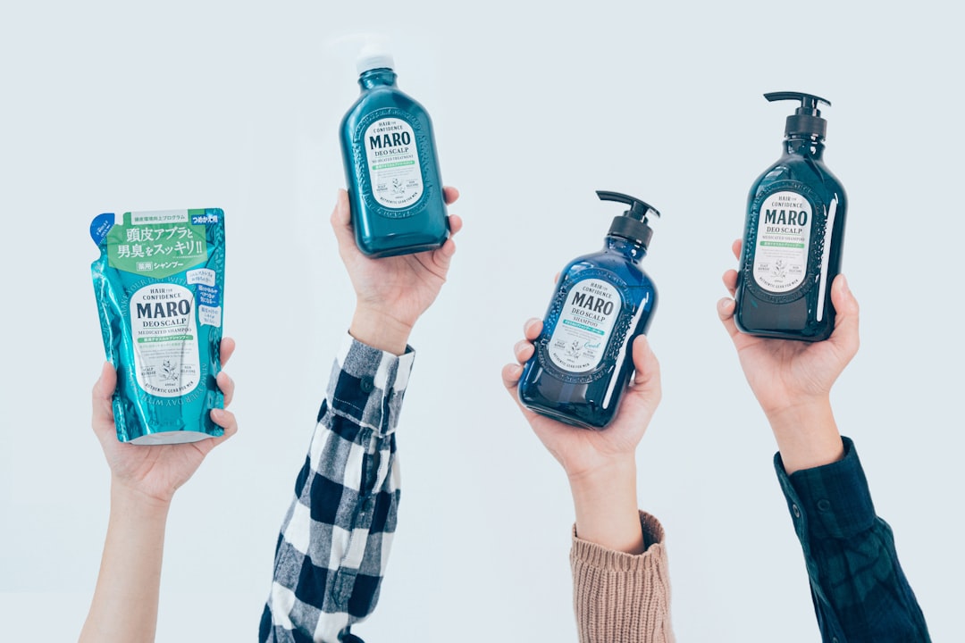 旅行用洗剤を小分けボトルに詰め替えてジップロックでパッキングする様子