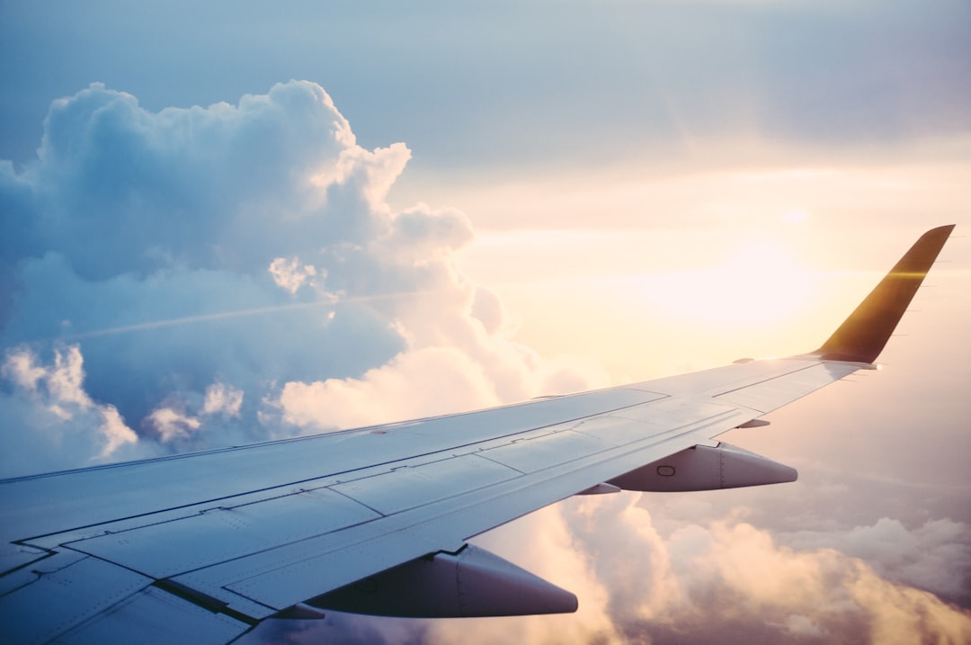 飛行機の機内で100均グッズを足元に置いて快適に過ごす旅行者